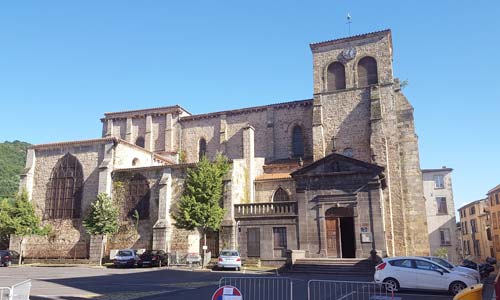 Église de Saint -Priest à Volvic (Puy-de-Dôme)