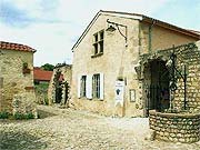 Cour du musée des Arts et Traditions populaires de Charroux Cour du musée des Arts et Traditions populaires de Charroux