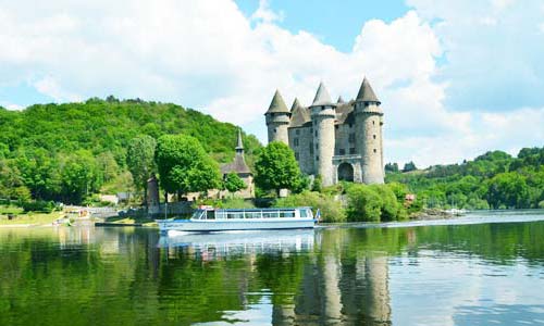 Le château de Val à Lanobre (Cantal)