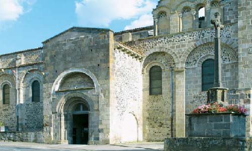 L'Abbatiale Saint-Pierre à Mozac (Puy-de-Dôme)